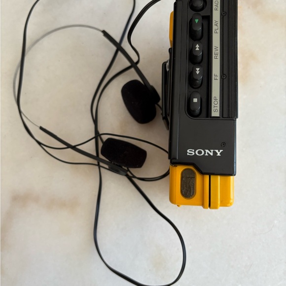Sony Yellow Sports Walkman Cassette Player with FM/AM - Picture 2 of 4